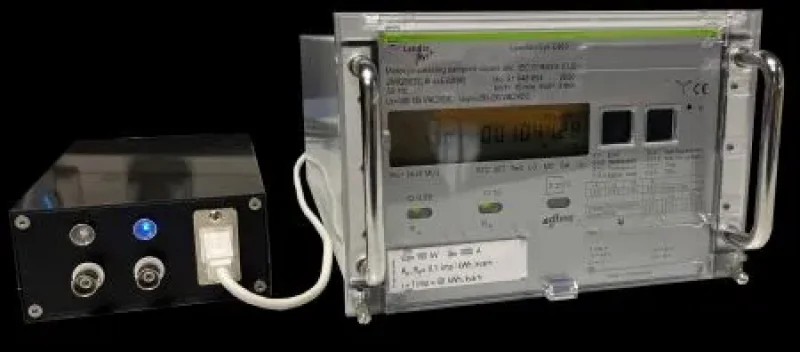 Hiệu chuẩn công-tơ điện số 30 SV generator bên phải do PTB phát triển được sử dụng để hiệu chuẩn công-tơ điện số.