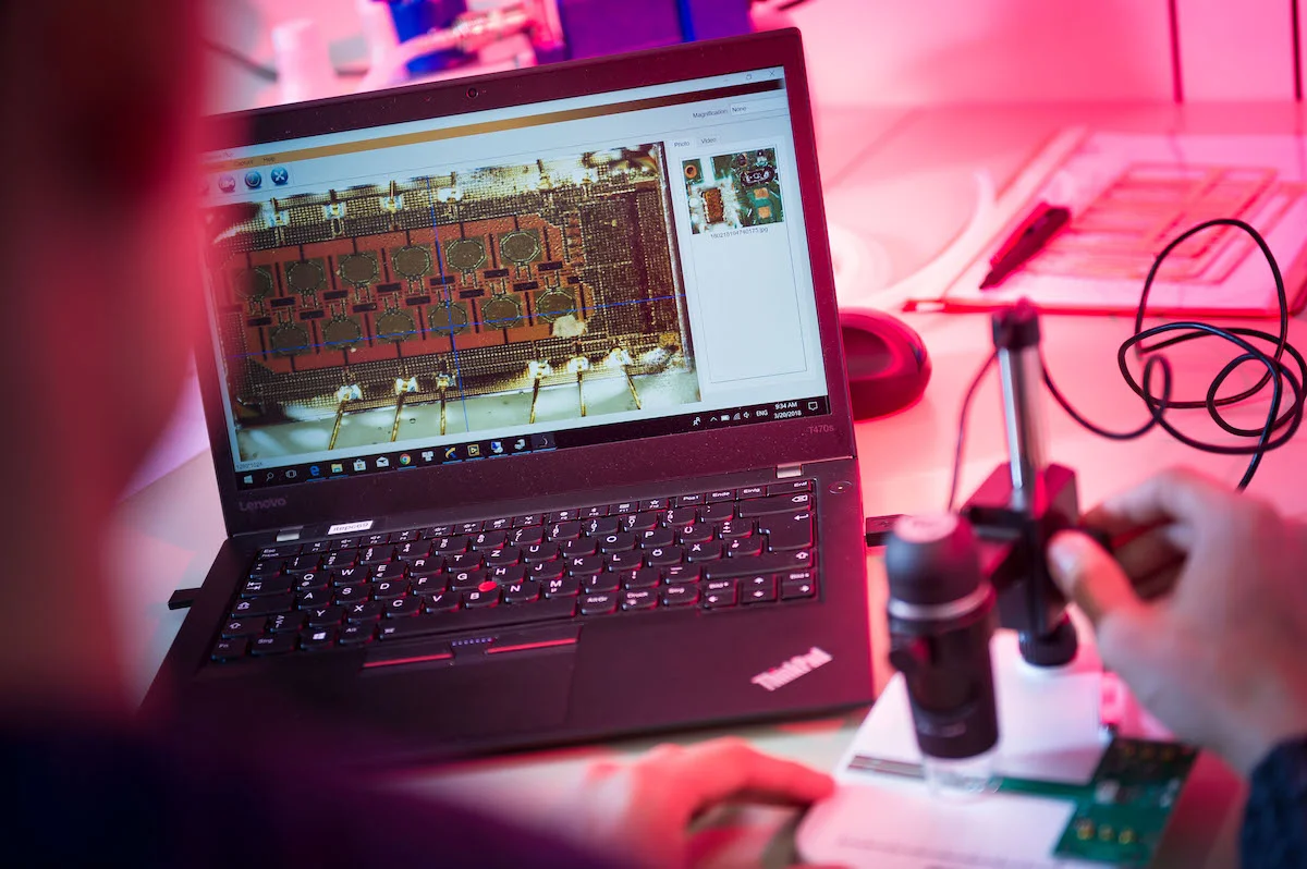 Điều khiển chân tay giả bằng cảm biến lượng tử 33 PCB thử nghiệm với mạch tích hợp tùy chỉnh và cảm biến lượng tử