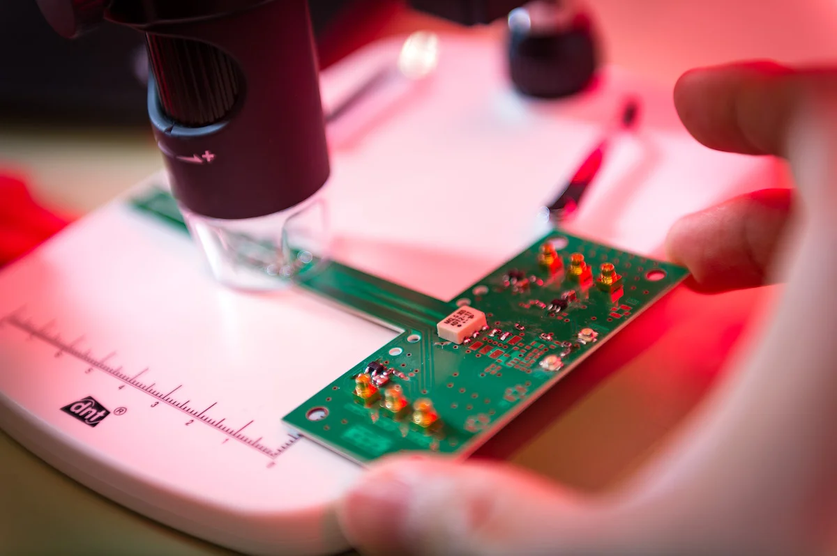Điều khiển chân tay giả bằng cảm biến lượng tử 34 Kiểm tra ASIC trên PCB thử nghiệm bằng kính hiển vi